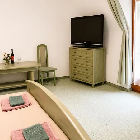 Eden Panzio Aparthotel Buk
